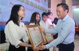 Vinh danh sinh viên tiêu biểu, tặng học bổng cho học sinh khó khăn ở Phú Yên