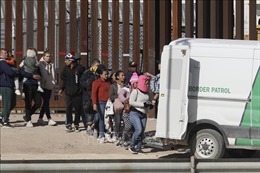 Mexico phát hiện 269 người di cư trốn trong một chiếc xe đầu kéo