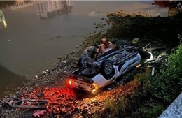 Không làm chủ tốc độ, ô tô lao xuống sông khiến ba người thương vong