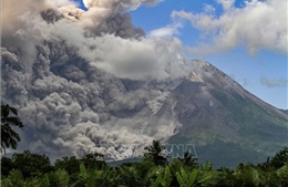 Giới chức Indonesia cảnh báo nguy hiểm khi núi lửa Merapi tạo cột khói bụi cao 1.300m