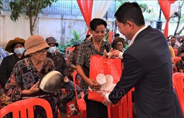Viettel Global tặng 300 phần quà cho người gốc Việt khó khăn ở Campuchia