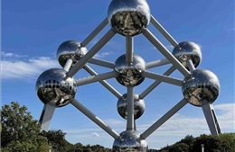 Tượng đài Atomium ở thủ đô Brussels (Bỉ) &#39;đón sinh nhật&#39; lần thứ 65