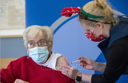 Mỹ khuyến khích người dân tiêm mũi bổ sung vaccine ngừa COVID-19 thể lưỡng trị