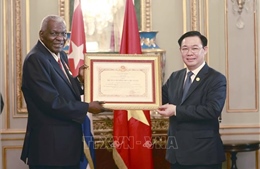 Chủ tịch Quốc hội Vương Đình Huệ trao Huân chương Hồ Chí Minh tặng Chủ tịch Quốc hội Cuba