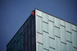 &#39;Người nhện Pháp&#39; chinh phục tòa nhà cao 166m ở Tây Ban Nha