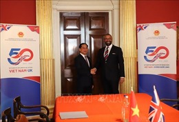 Bộ trưởng Ngoại giao Bùi Thanh Sơn gặp Ngoại trưởng Anh
