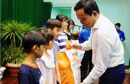 Phó Thủ tướng Trần Lưu Quang thăm, tặng quà cho thiếu nhi có hoàn cảnh đặc biệt