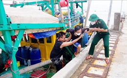 Bộ đội Biên phòng Sóc Trăng tiếp nhận 5 ngư dân bị nạn trên biển