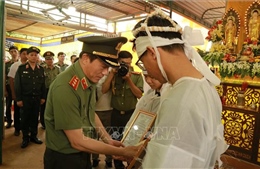 Vụ dùng súng tấn công tại Đắk Lắk: Đoàn công tác Bộ Công an thăm hỏi gia đình các nạn nhân