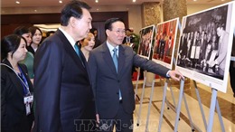 Chủ tịch nước Võ Văn Thưởng và Tổng thống Hàn Quốc tham quan trưng bày ảnh của TTXVN