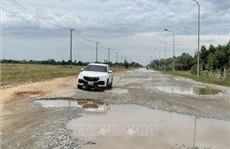 Nhiều tuyến giao thông trong Khu kinh tế Dung Quất xuống cấp nghiêm trọng