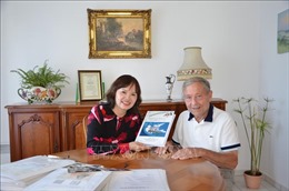 Bảo tàng Báo chí Việt Nam trao Chứng nhận hiến tặng tài liệu cho một người bạn Pháp