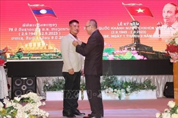 Chính phủ Lào trao tặng Huy chương Hữu nghị cho Tổng Lãnh sự Việt Nam tại Pakse