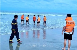 Quảng Ngãi: Một thanh niên tử vong do bị sóng cuốn trôi khi tắm biển