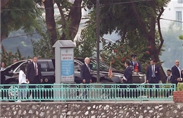 Tổng thống Joe Biden đặt vòng hoa tại phù điêu John McCain bên hồ Trúc Bạch