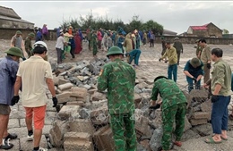 Hà Tĩnh: Huy động lực lượng gia cố kè biển Cẩm Nhượng sau mưa lớn