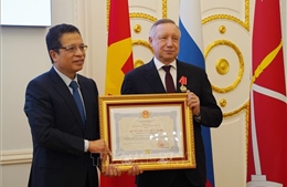 Thành phố St. Petersburg đón nhận những huân chương cao quý của Nhà nước Việt Nam