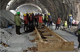 Tạm dừng chiến dịch giải cứu vụ sập đường hầm ở Ấn Độ