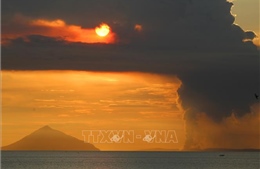 Núi lửa Anak Krakatau tại Indonesia phun tro bụi cao hơn 2.000m