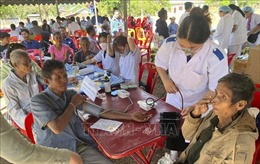 Bác sỹ Việt Nam thăm khám, phát thuốc và tặng quà cho người dân tại Lào