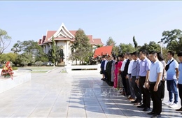 Đoàn các cơ quan đại diện Việt Nam tại Lào dâng hoa tưởng niệm Chủ tịch Kaysone Phomvihane và Chủ tịch Souphanouvong