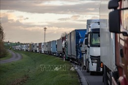 Lái xe tải Slovakia chấm dứt phong tỏa biên giới với Ukraine