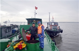 Bộ Tư lệnh Vùng Cảnh sát biển 1 tạm giữ tàu chở dầu không rõ nguồn gốc