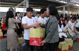 Đồng chí Trương Thị Mai tặng quà Tết công nhân, người lao động KCN Phú Hội 