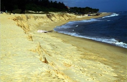 Quảng Bình: Nước biển xâm thực bất thường, gây sạt lở tại bãi biển Bảo Ninh