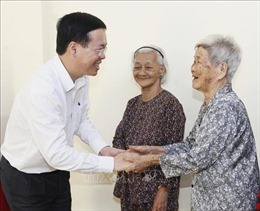 Chủ tịch nước thăm, động viên tặng quà gia đình chính sách tại huyện Hồng Ngự