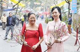 Phu nhân Chủ tịch nước và Phu nhân Tổng thống Philippines tham quan chợ hoa Tết Hàng Lược