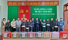 Ngân hàng Chính sách xã hội huyện Nam Đàn tặng quà Tết cho người nghèo