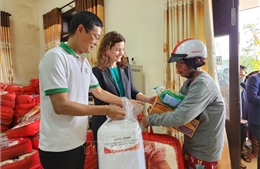 Thừa Thiên - Huế: Hỗ trợ người dân vùng &#39;rốn lũ&#39; khắc phục hậu quả thiên tai