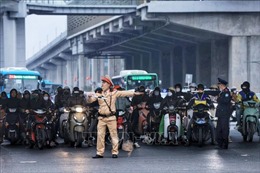Cảnh sát giao thông Hà Nội duy trì tối đa lực lượng nhằm giảm ùn tắc ngày Tết