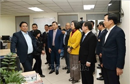 Thủ tướng Phạm Minh Chính thăm, kiểm tra công tác trực thông tin và chúc Tết tại TTXVN