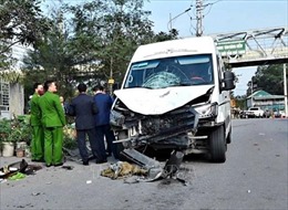 Xe khách va chạm xe máy tại Cẩm Phả khiến 2 người tử vong