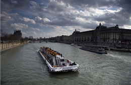 Pháp nới lỏng hạn chế lưu thông tàu thuyền trên sông Seine