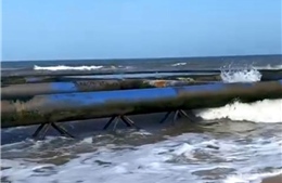 Dàn ống bè kim loại lớn trôi dạt vào bờ biển Thừa Thiên - Huế