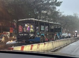 Hà Nội: Kịp thời di chuyển chiếc xe buýt bị cháy để hạn chế ùn tắc giao thông