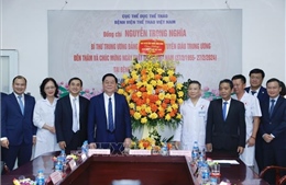 Đồng chí Nguyễn Trọng Nghĩa thăm và chúc mừng Ngày Thầy thuốc Việt Nam