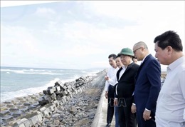 Chủ tịch Quốc hội kiểm tra kè chống xói lở ven biển xóm Rớ, TP Tuy Hoà, Phú Yên