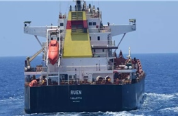 Hải quân Ấn Độ chặn tàu hàng đang bị hải tặc Somalia cướp
