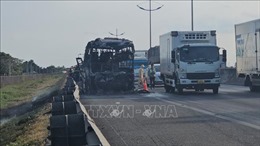 Xe khách cháy trơ khung, cao tốc TP Hồ Chí Minh - Trung Lương ùn tắc