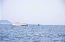 Vụ lật sà lan trên biển Lý Sơn: Tàu SAR 412 đưa 4 thi thể nạn nhân vào cảng Dung Quất