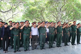 Đại tướng Phan Văn Giang dâng hương, tưởng niệm các Anh hùng liệt sĩ tại Điện Biên