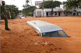 Lũ cát đỏ tràn vào đường ở Hàm Tiến - Mũi Né khiến xe máy, ô tô bị lún nửa thân xe 