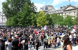 Biểu tình quy mô lớn phản đối phe cựu hữu tại Pháp