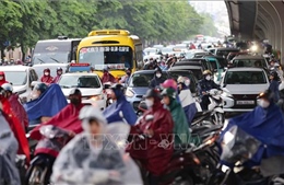 Mưa lớn sáng đầu tuần ở Hà Nội, đường phố lại tắc nghẽn