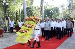 Chủ tịch nước Tô Lâm dâng hương tưởng nhớ Chủ tịch Hồ Chí Minh tại Trà Vinh