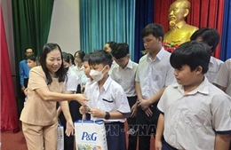 Trao học bổng cho học sinh mất người thân trong đại dịch COVID-19
